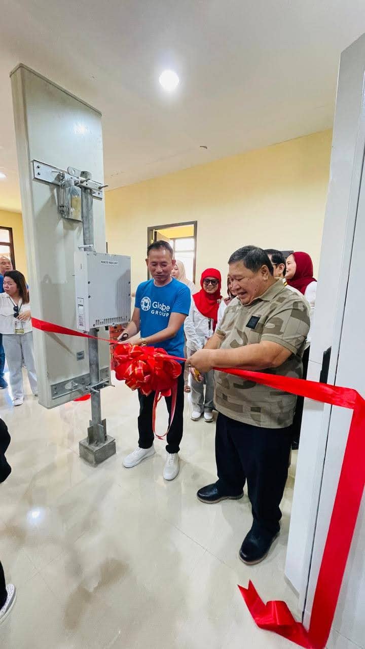 DR. Glen Lorenzo, MSU Marawi vice president for research and extension, cuts the ceremonial ribbon for the donated Globe telecommunications hardware during the turnover ceremony at the MSU Marawi College of Engineering.